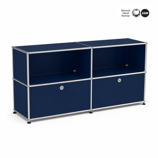 USM Haller Sideboard 2x2 in stahlblau mit 2 offenen Fächern und 2 Klappen, Chromgestell.