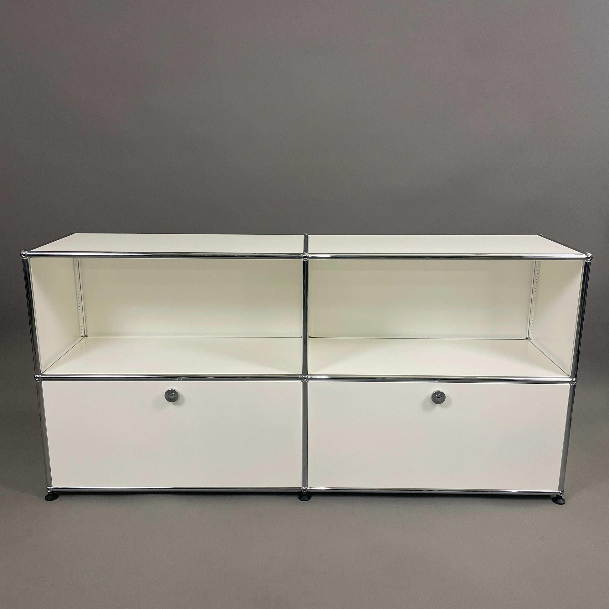 USM Haller Sideboard 2x2 in Weiß mit 2 Klappen und Stahlrahmen