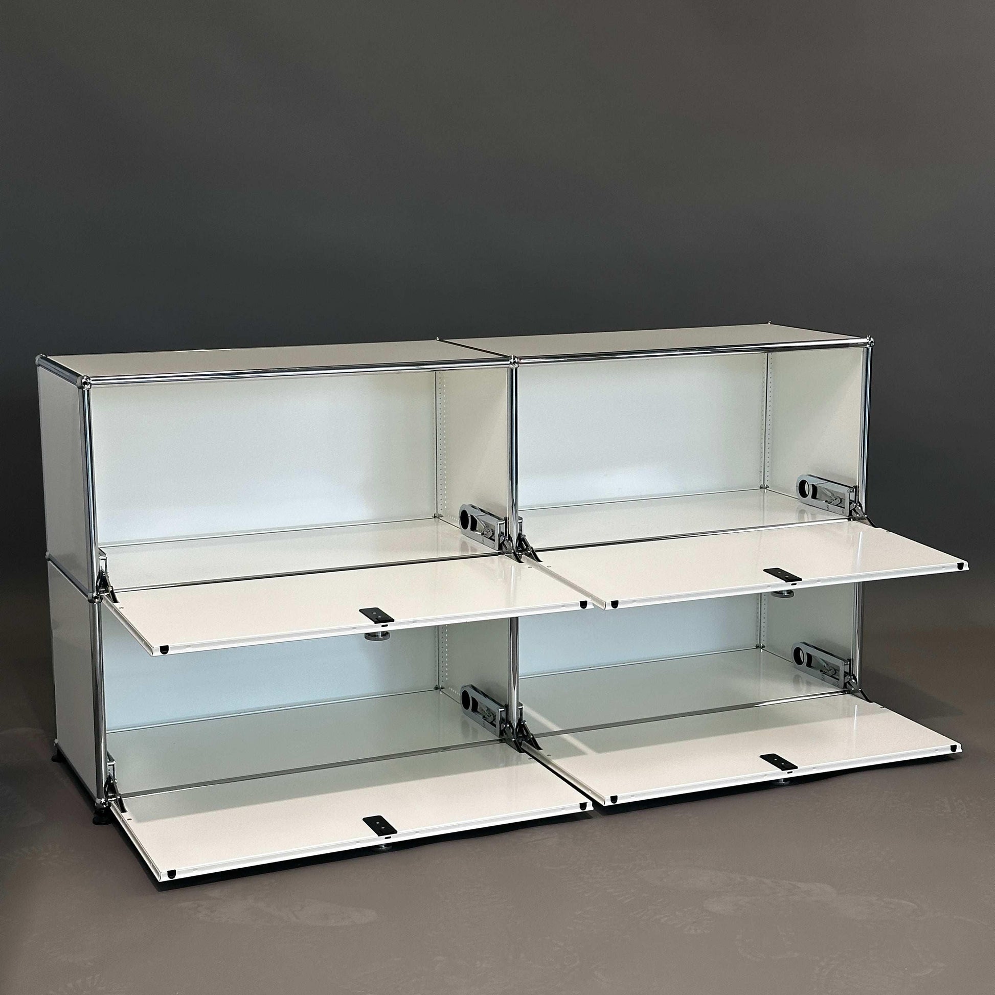 USM Haller Sideboard 2x2 weiß mit 4 abschließbaren Klappen in offenem Zustand