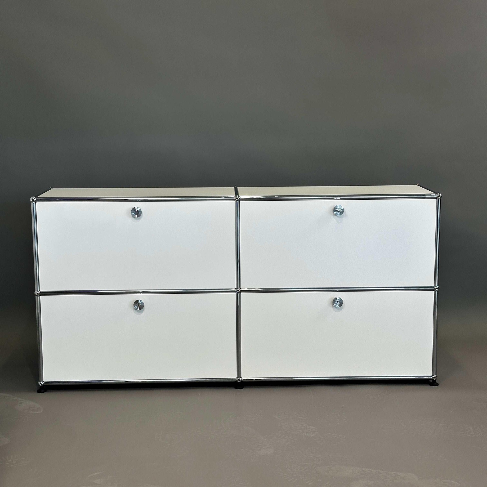 USM Haller 2x2 Sideboard in Weiß mit 4 Klappen, 153x74x38 cm, moderner Stauraum, Top Zustand