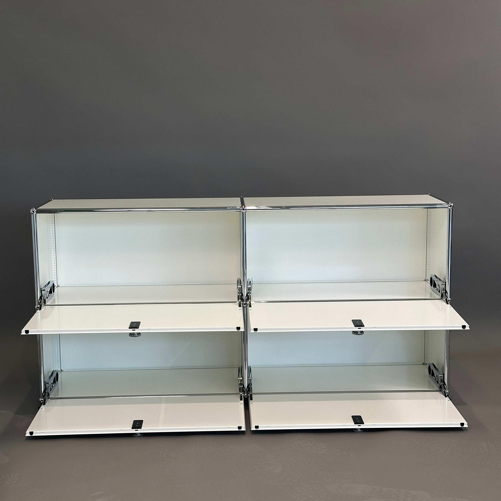 USM Haller Sideboard 2x2 weiß mit 4 Klappen in offenem Zustand und modernem Design