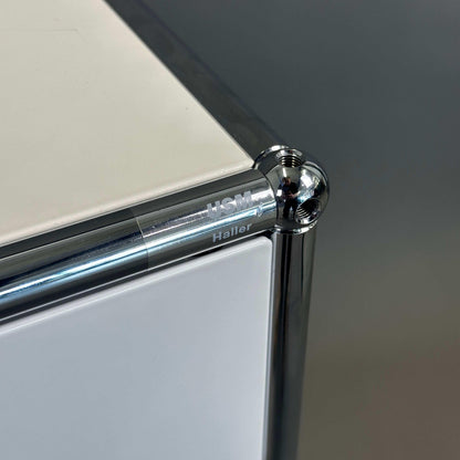 USM Haller weißes Sideboard 2x2 mit 4 Klappen und Metallrahmen in Top Zustand