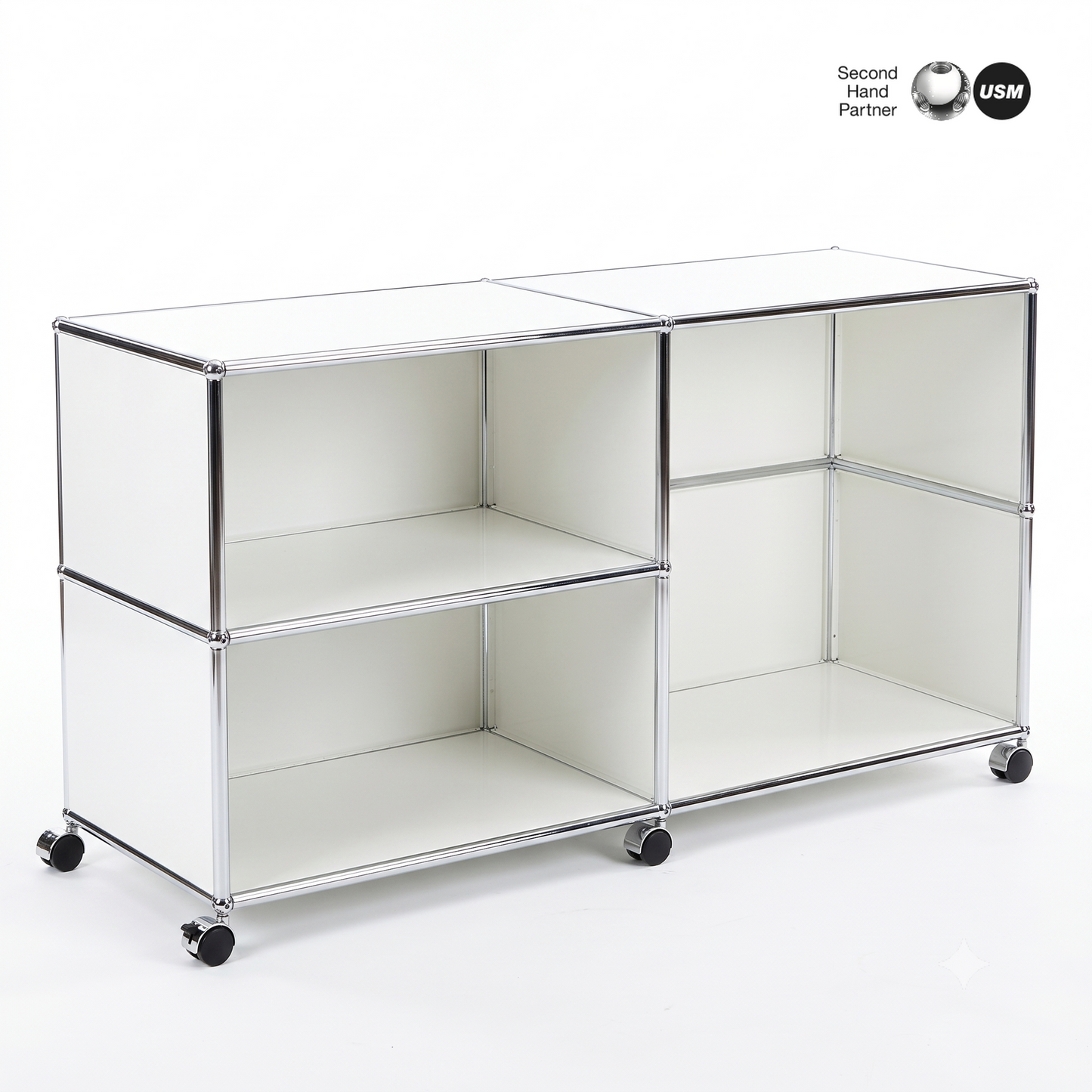 USM Haller Sideboard 2x2 in reinweiß mit verchromtem Stahlrahmen und Rollen.