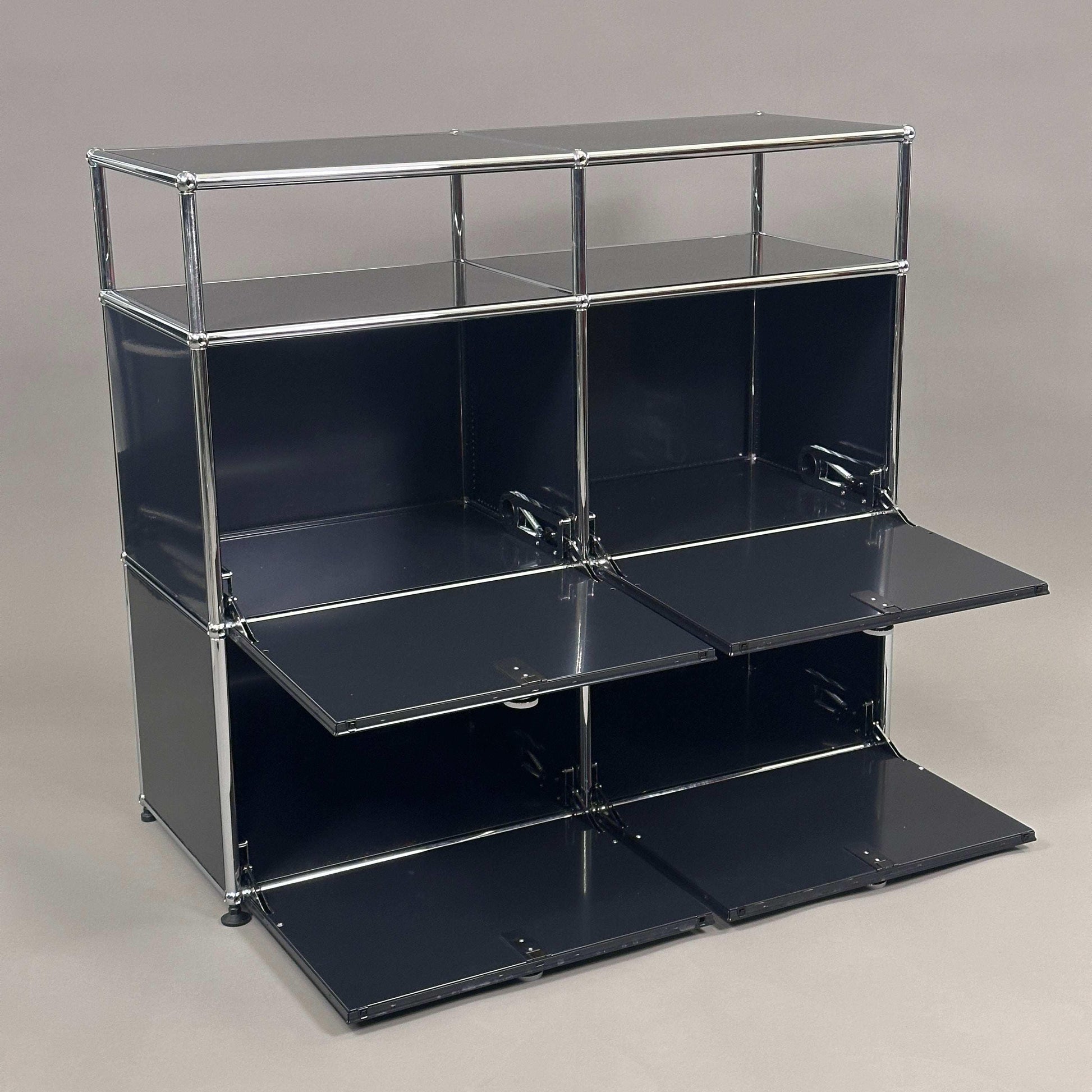 USM Haller Sideboard 2x3 schwarz mit Aufsatz, Metallrahmen und geöffneten Türen, 100x91x38 cm