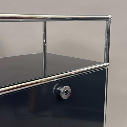 USM Haller Sideboard 2x3 schwarz mit verchromten Metallrahmen und Griff in Nahaufnahme