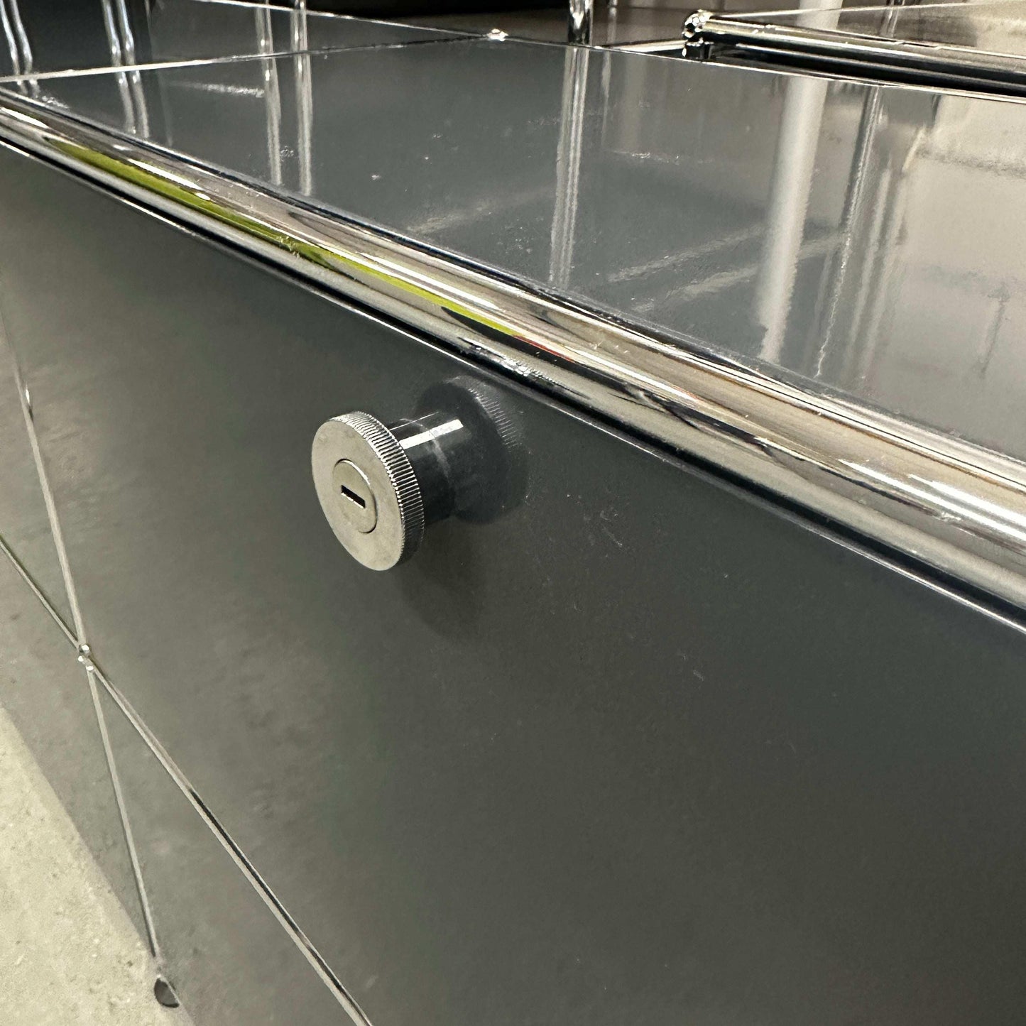 USM Haller Sideboard 3x2 anthrazitgrau mit 3 Klappen und 3 Schubladen, Maße 228x74x38 cm