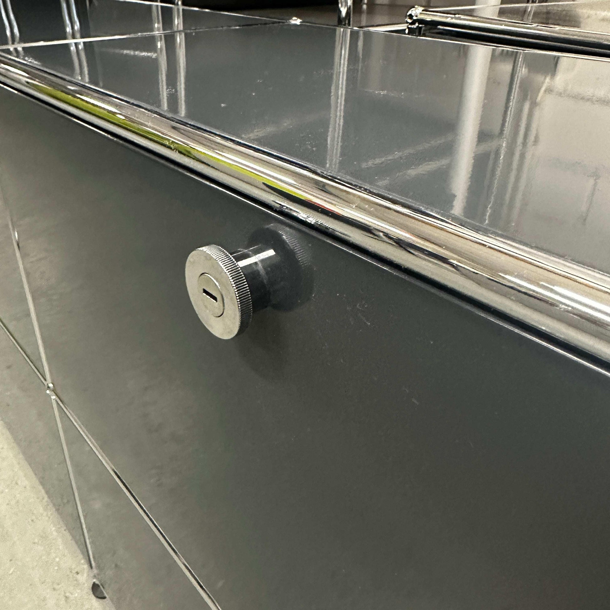 USM Haller Sideboard 3x2 anthrazitgrau mit 3 Klappen und 3 Schubladen, Maße 228x74x38 cm