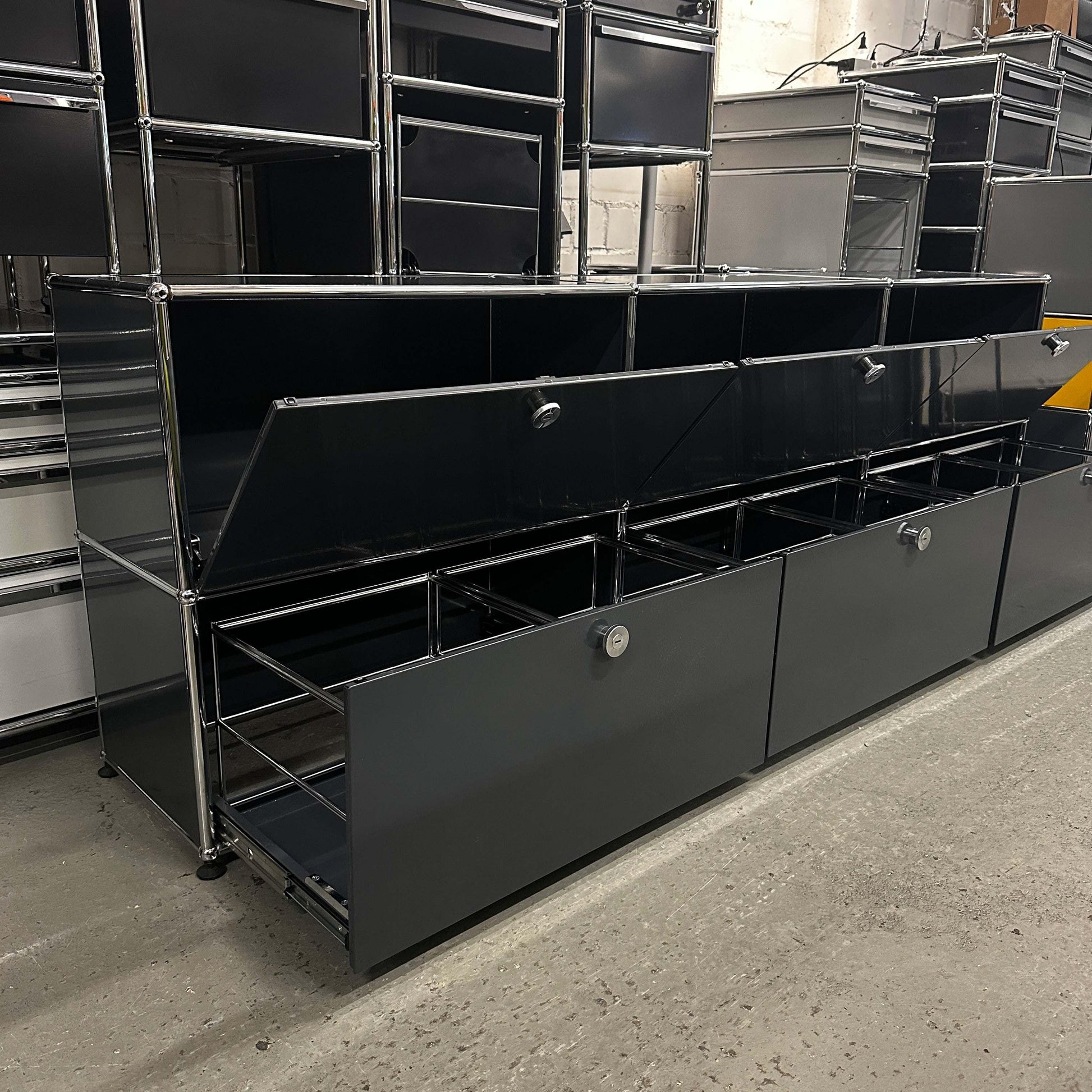 USM Haller Sideboard 3x2 anthrazitgrau mit 3 Klappen und 3 Schubladen in modernem Design