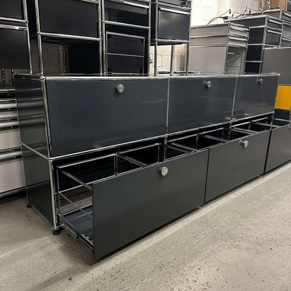 USM Haller Sideboard anthrazitgrau mit 3 Klappen und 3 Schubladen, modernes Metall-Design in 228x74x38 cm