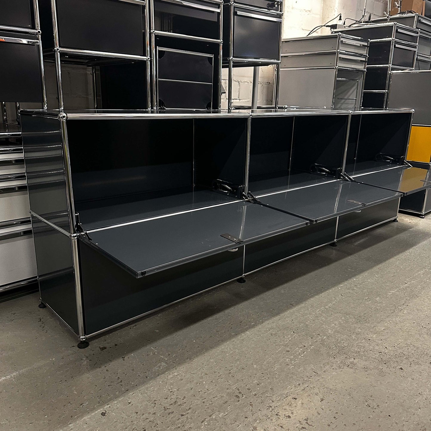 USM Haller Sideboard 3x2 anthrazitgrau mit Klappen und Schubladen, modernes Design, langlebiges Möbelstück