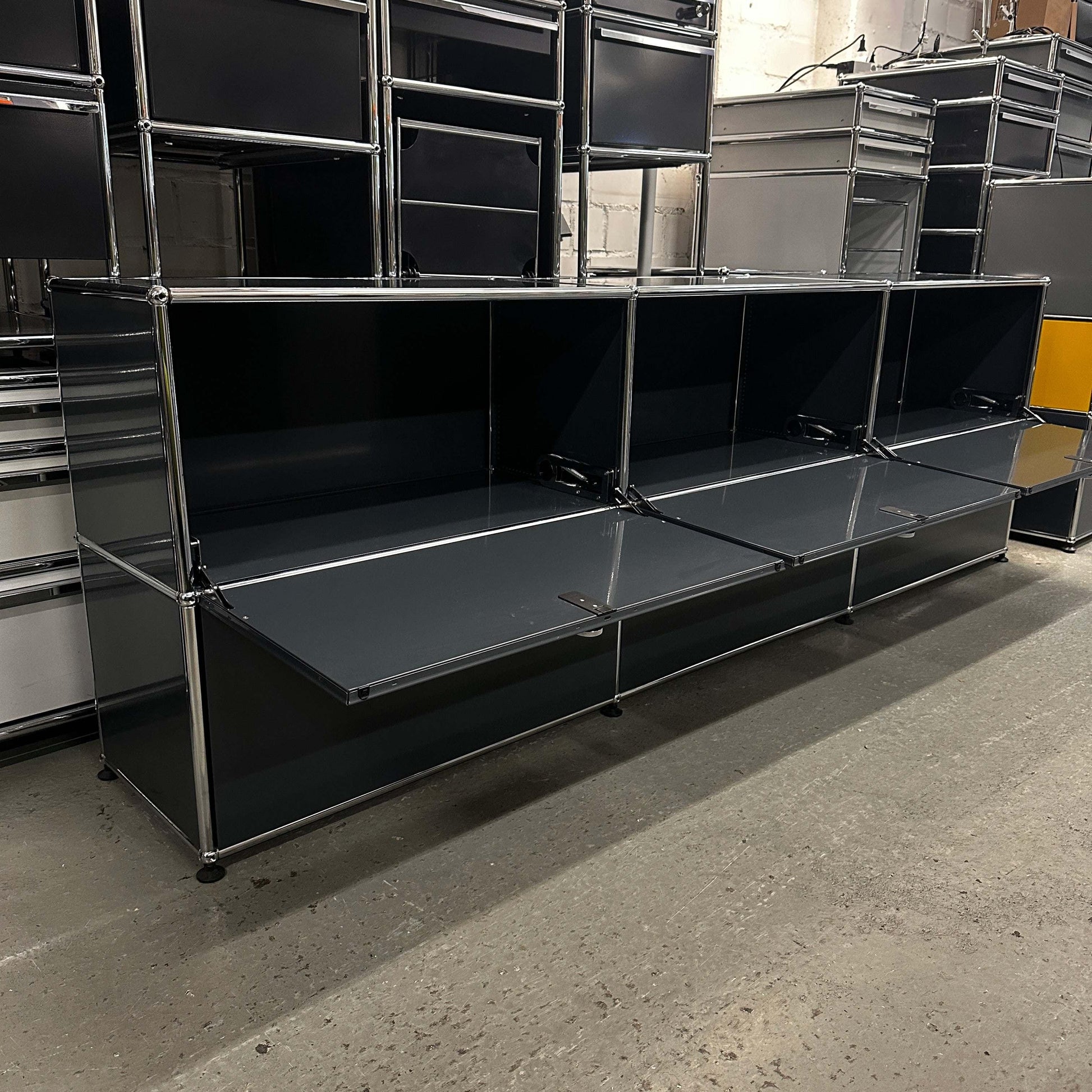 USM Haller Sideboard 3x2 anthrazitgrau mit Klappen und Schubladen, modernes Design, langlebiges Möbelstück