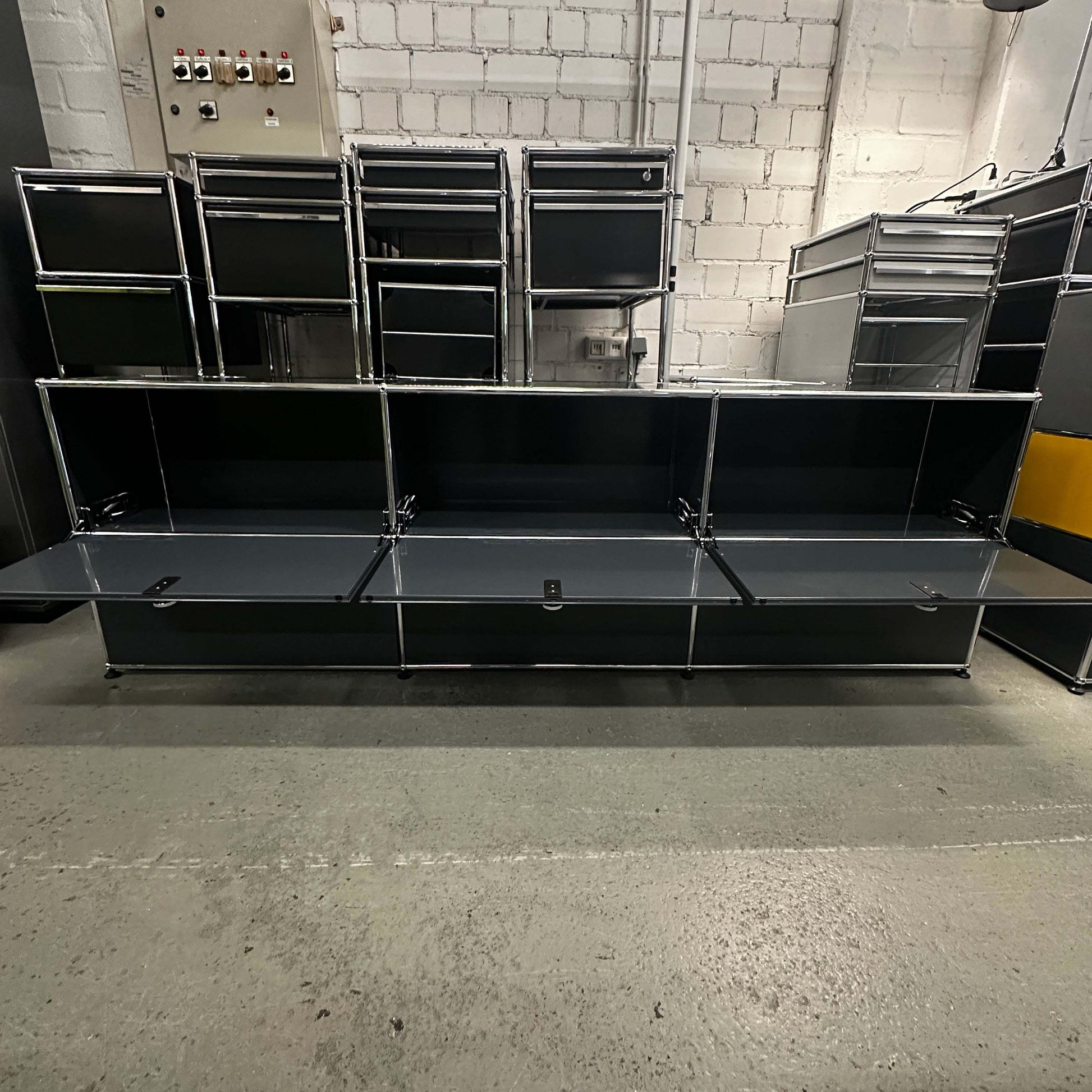 USM Haller Sideboard 3x2 Fächer anthrazitgrau mit Klappen und Schubladen, 228x74x38 cm