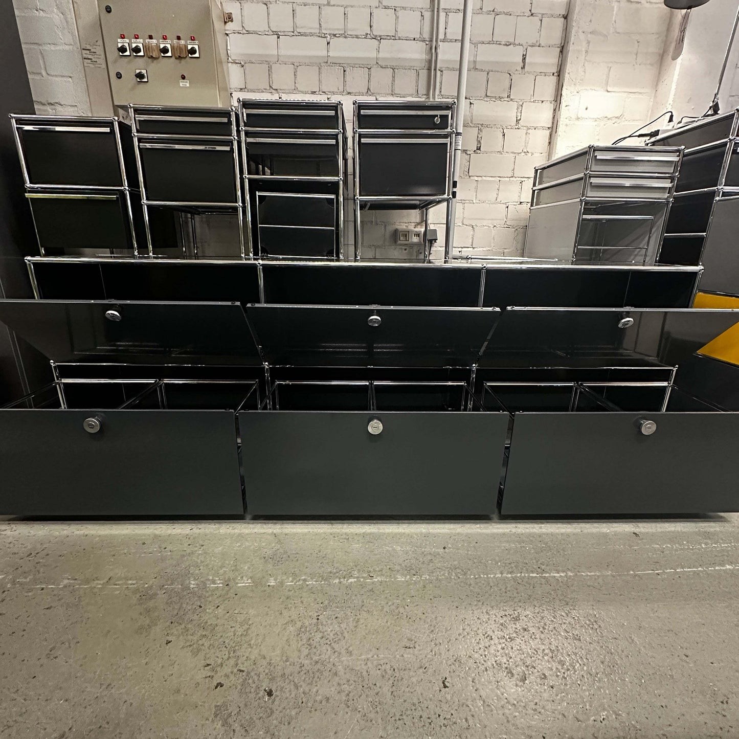USM Haller Sideboard 3x2 anthrazitgrau mit 3 Klappen und 3 Schubladen auf Industrieboden