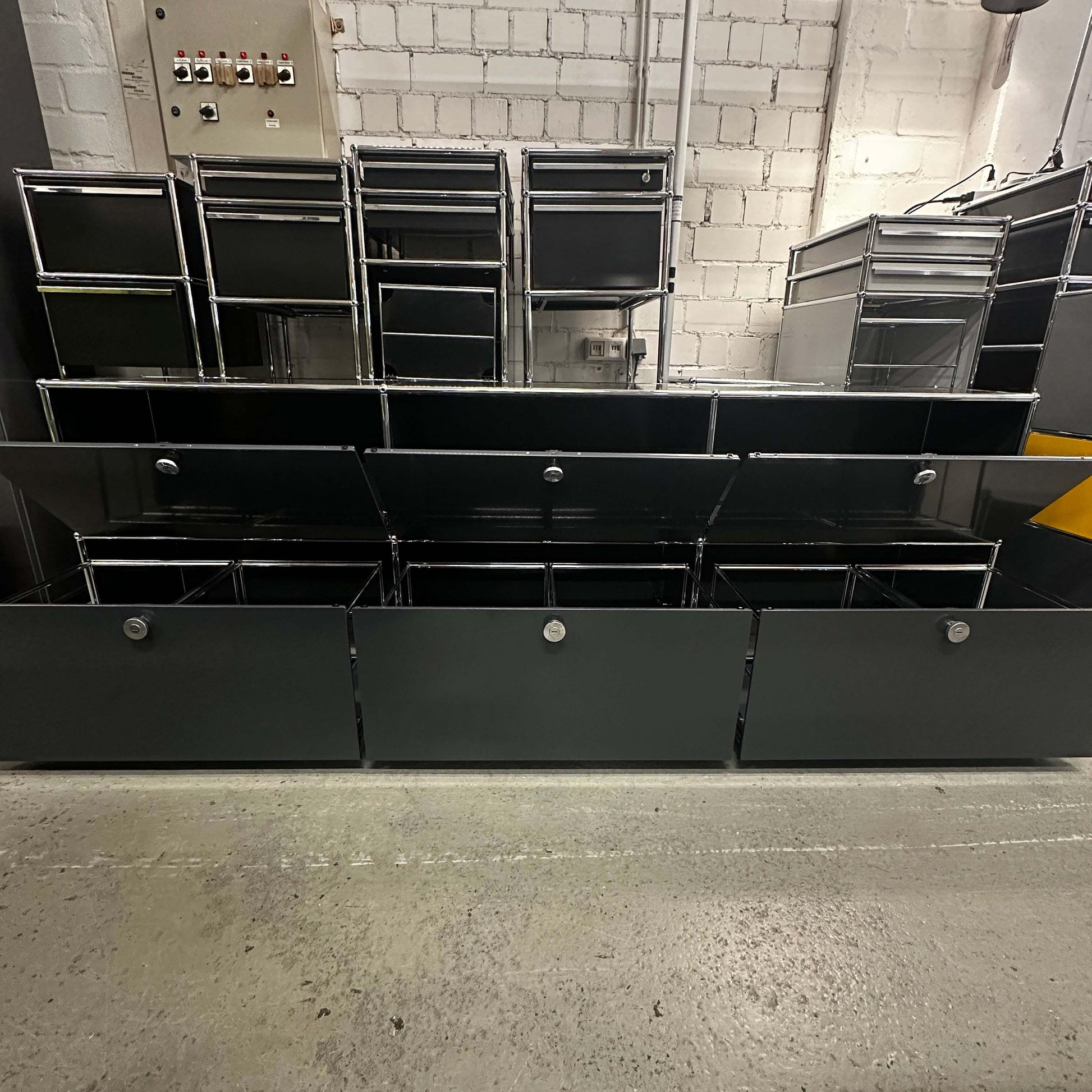 USM Haller Sideboard 3x2 anthrazitgrau mit 3 Klappen und 3 Schubladen auf Industrieboden