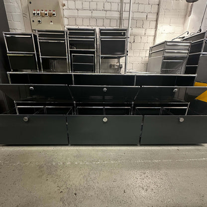 USM Haller Sideboard 3x2 anthrazitgrau mit 3 Klappen und 3 Schubladen auf Industrieboden