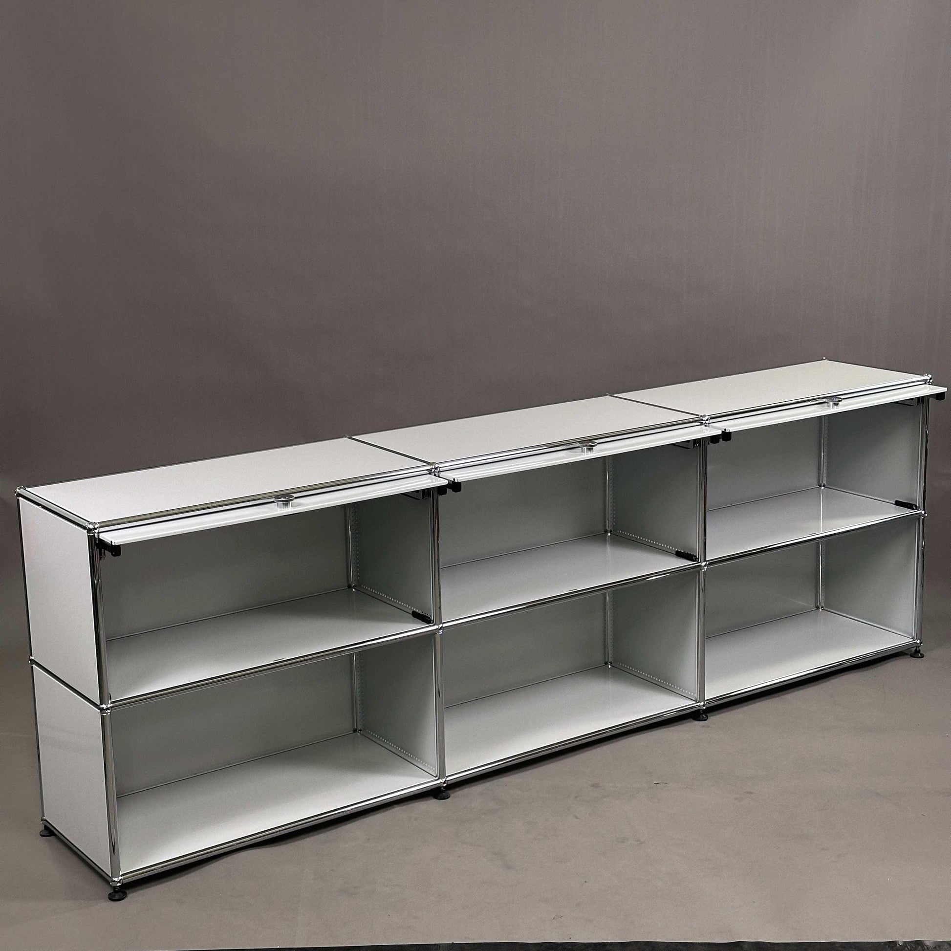 USM Haller Sideboard lichtgrau mit 3 Einschubtüren und 3x2 Fächern