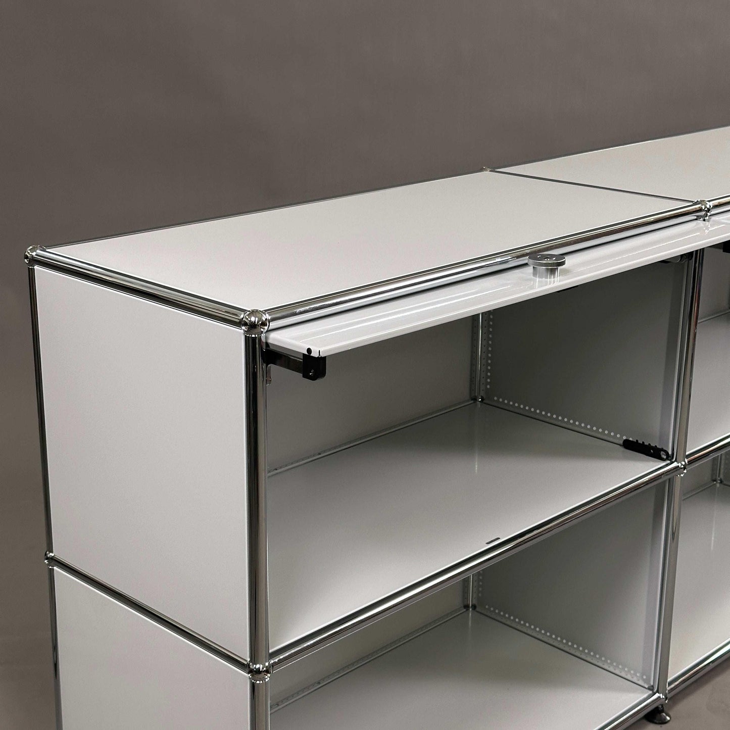 USM Haller lichtgraues Sideboard mit 3 Einschubtüren und 3x2 Fächern, modernes Design