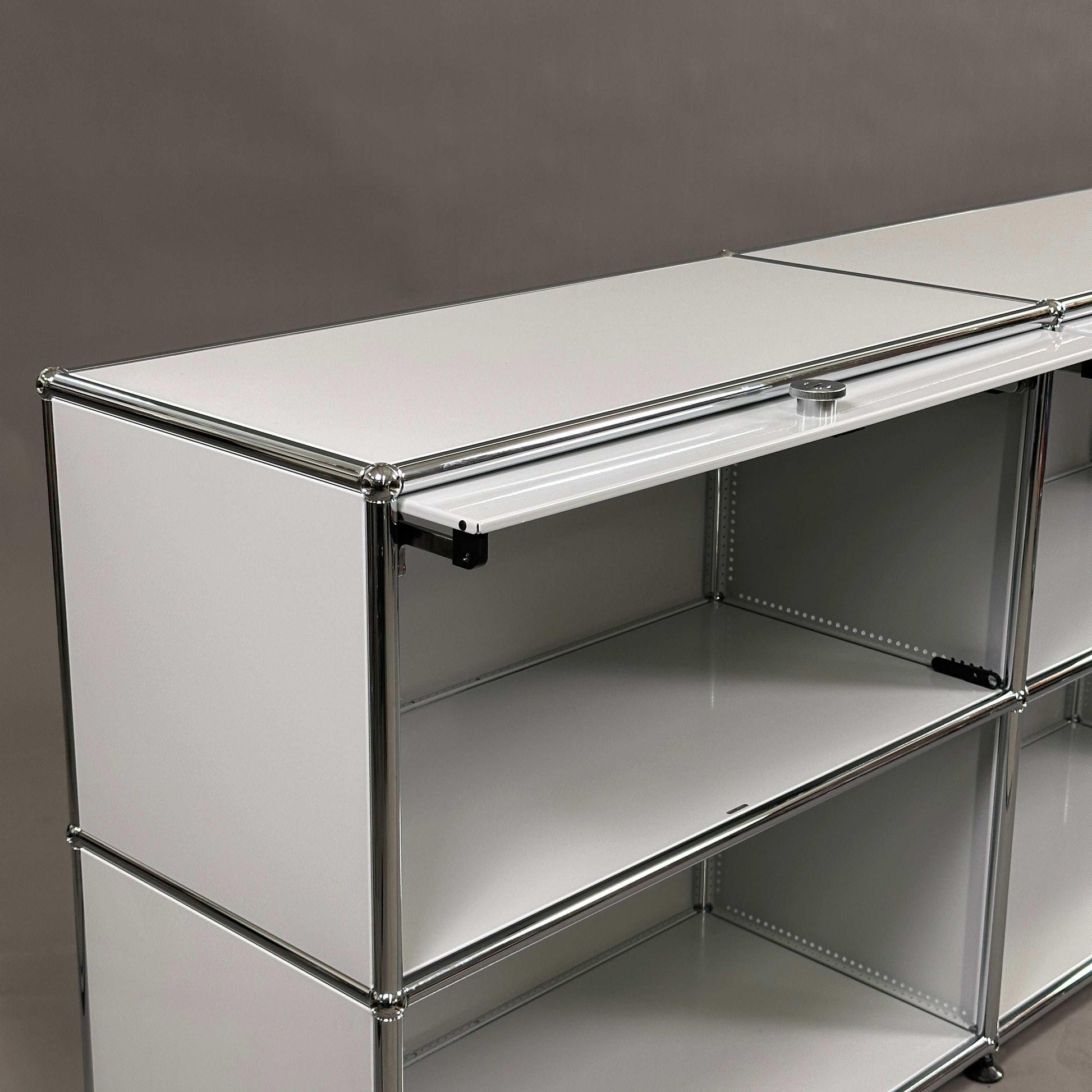 USM Haller lichtgraues Sideboard mit 3 Einschubtüren und 3x2 Fächern, modernes Design