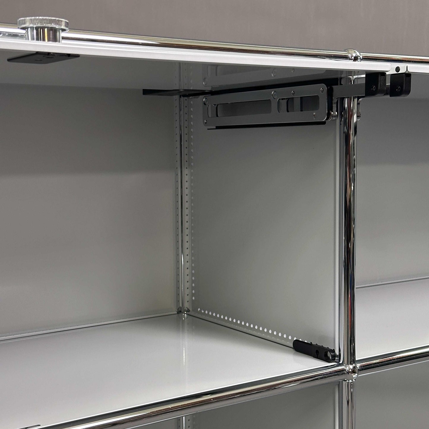 USM Haller Sideboard lichtgrau 3x2 Fächer mit 3 Einschubtüren und Chromrahmen
