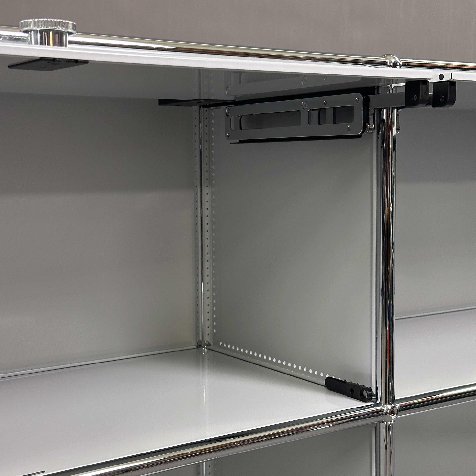 USM Haller Sideboard lichtgrau 3x2 Fächer mit 3 Einschubtüren und Chromrahmen
