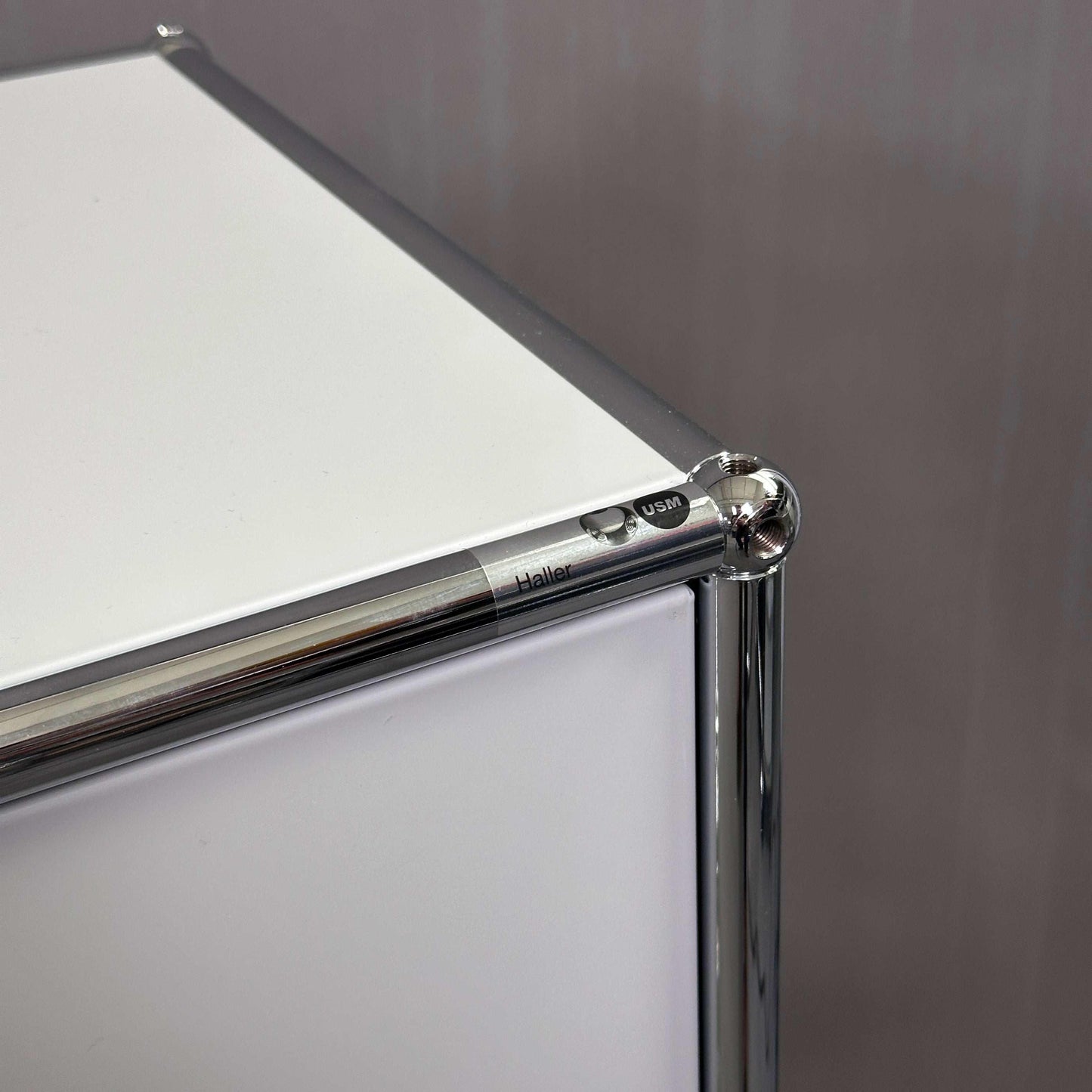 USM Haller Sideboard lichtgrau mit chrom Rahmen und 3 Einschubtüren Nahaufnahme Ecke