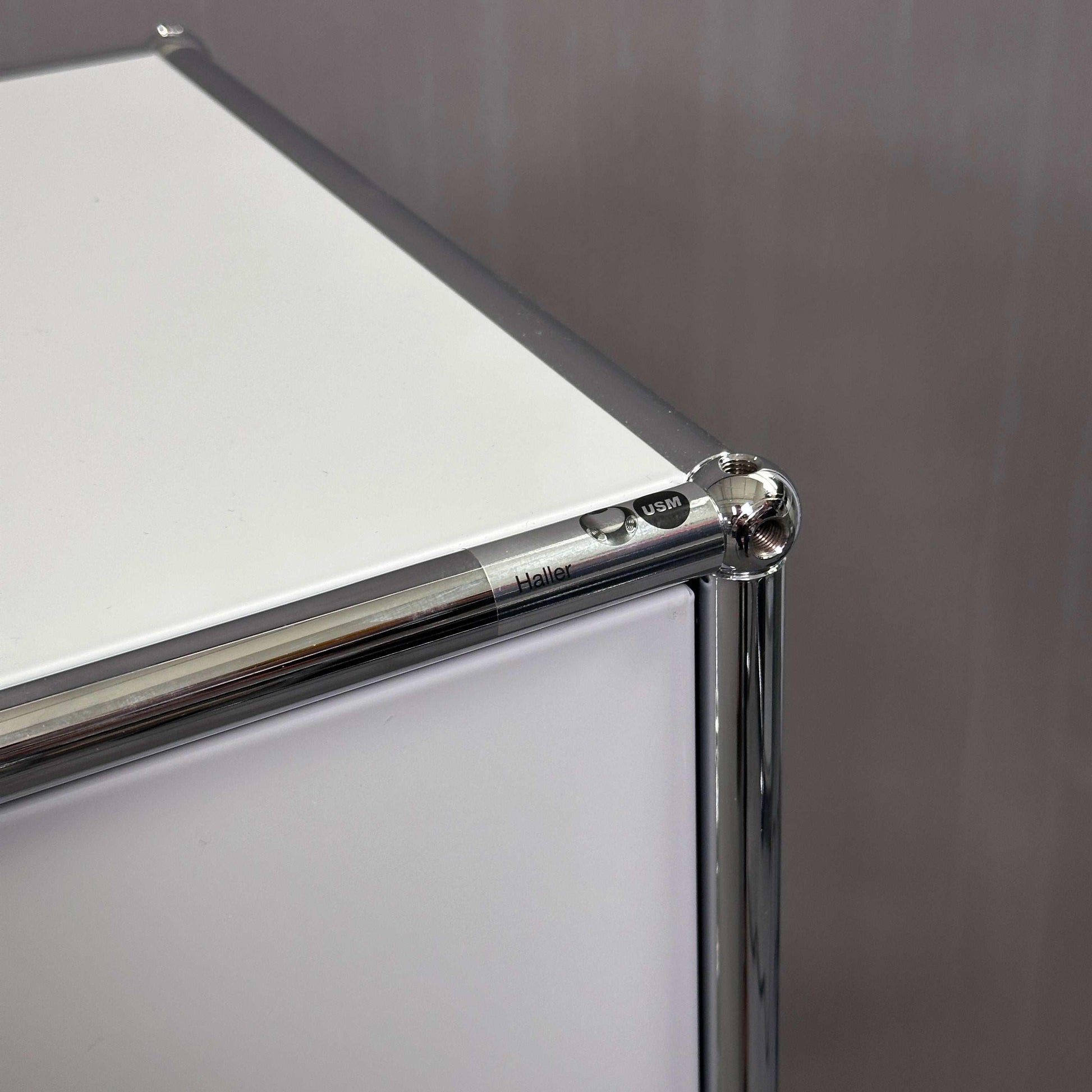 USM Haller Sideboard lichtgrau mit chrom Rahmen und 3 Einschubtüren Nahaufnahme Ecke