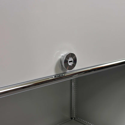 USM Haller Sideboard in lichtgrau mit drei Einschubtüren und Schlossdetail
