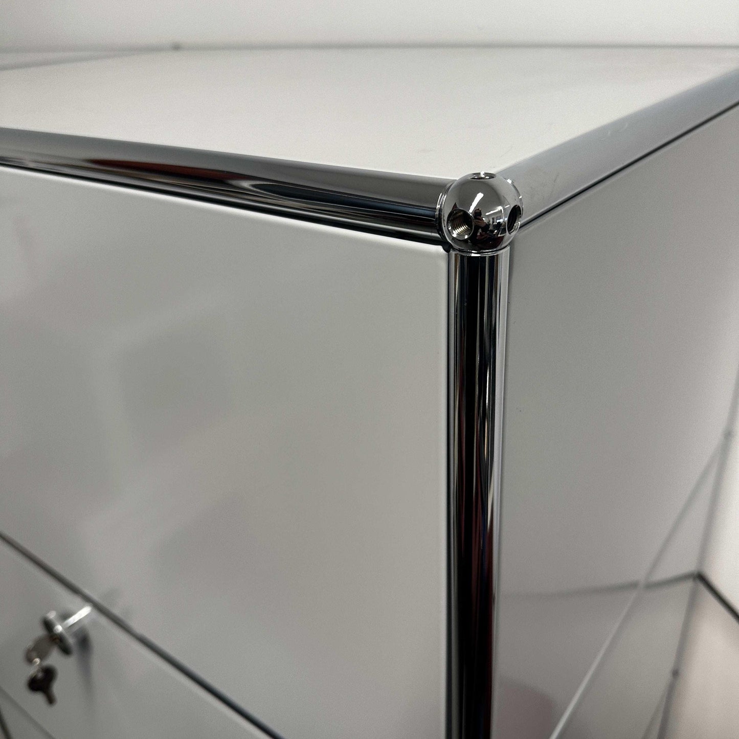 USM Haller Sideboard 3x2 lichtgrau mit 3 Klappen und chromfarbenen Verbindungsrohren