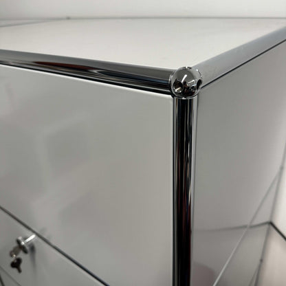 USM Haller Sideboard 3x2 lichtgrau mit 3 Klappen und chromfarbenen Verbindungsrohren