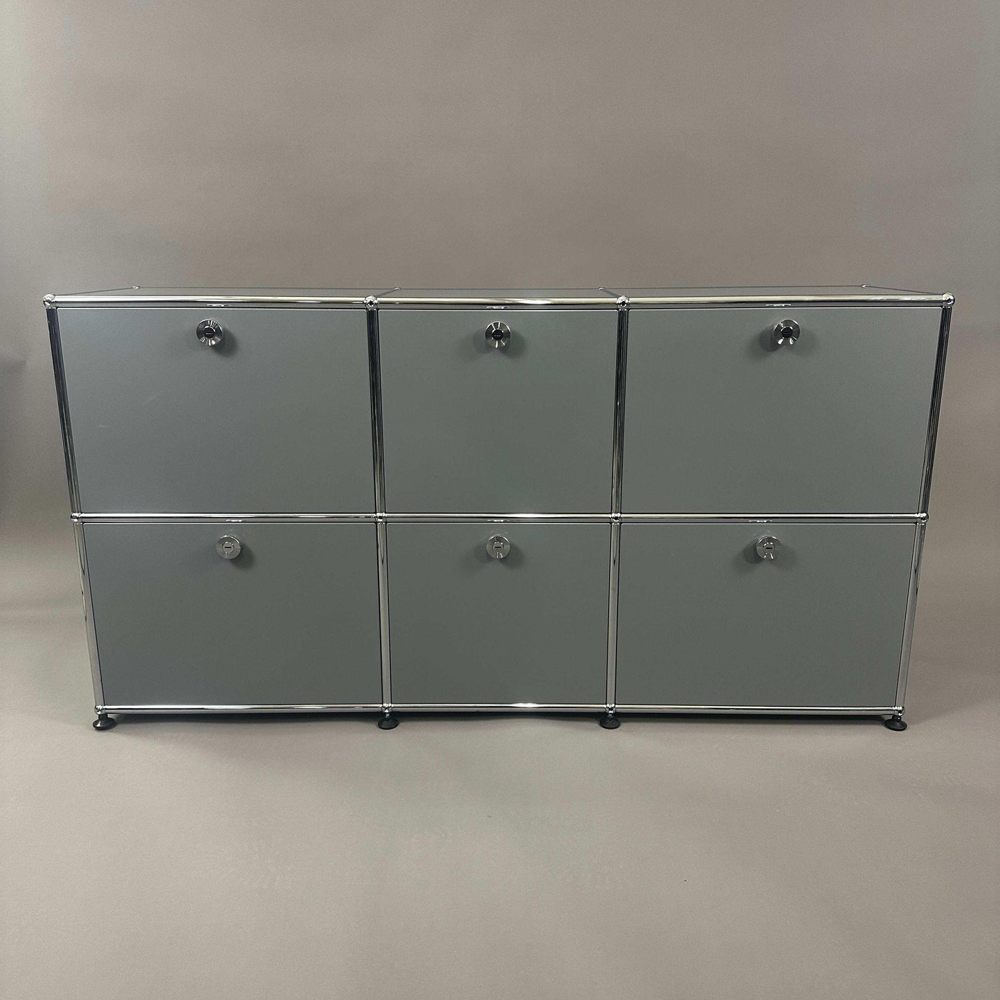 USM Haller Sideboard 3x2 mittelgrau mit 6 Klappen und gelochter Rückwand, 142x74x78 cm