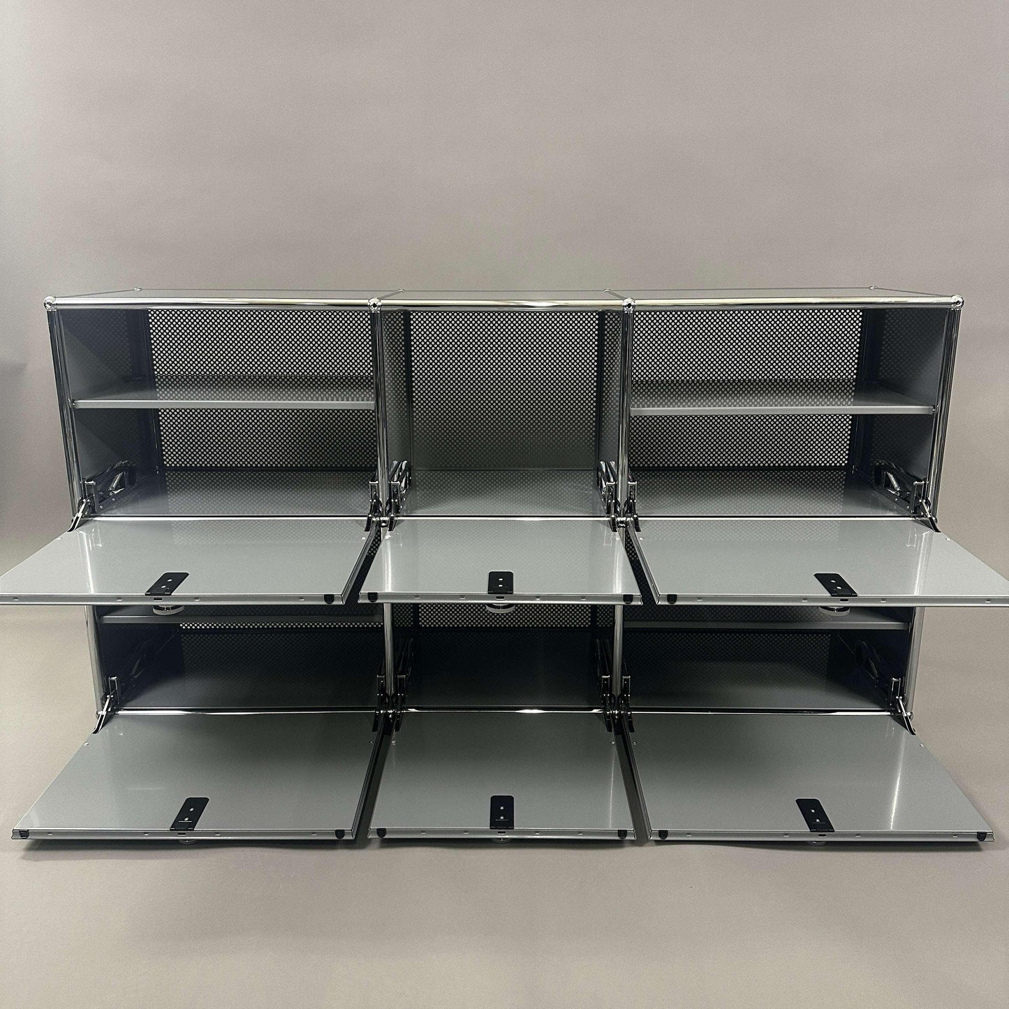 USM Haller Sideboard 3x2 mittelgrau mit 6 Klappen und gelochter Rückwand, Maße 142x74x78 cm