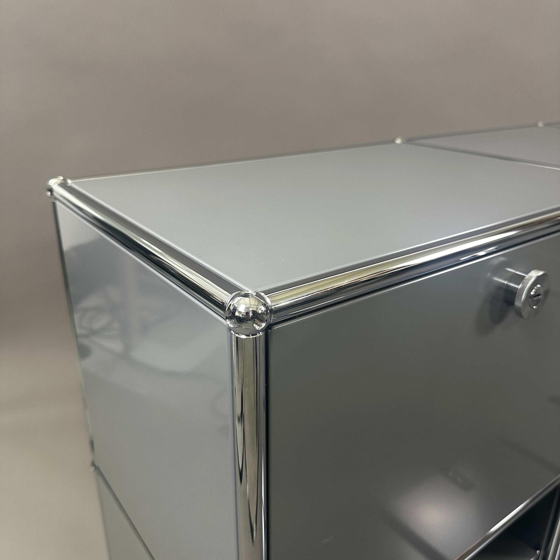 USM Haller Sideboard 3x2 mittelgrau mit sechs Klappen und gelochter Rückwand in modernem Design