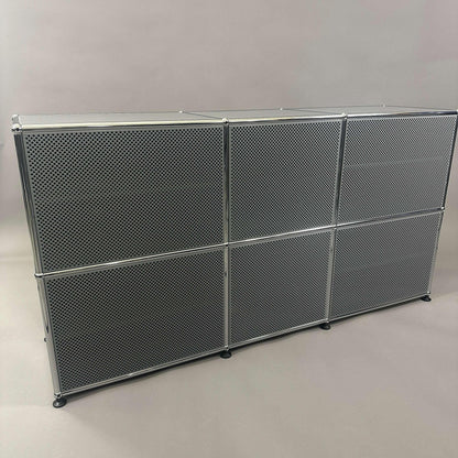 USM Haller Sideboard 3x2 mit 6 mittelgrauen Klappen und gelochter Rückwand, 142x74x78 cm