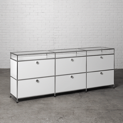 USM Haller Sideboard 3x2 weiß mit 6 Klappen, Sockel und Glasaufsatz modern und geräumig