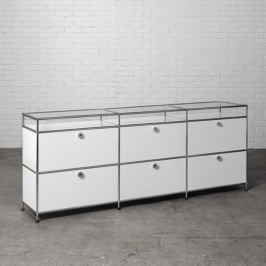 USM Haller Sideboard 3x2 weiß mit 6 Klappen, Sockel und Glasaufsatz modern und geräumig