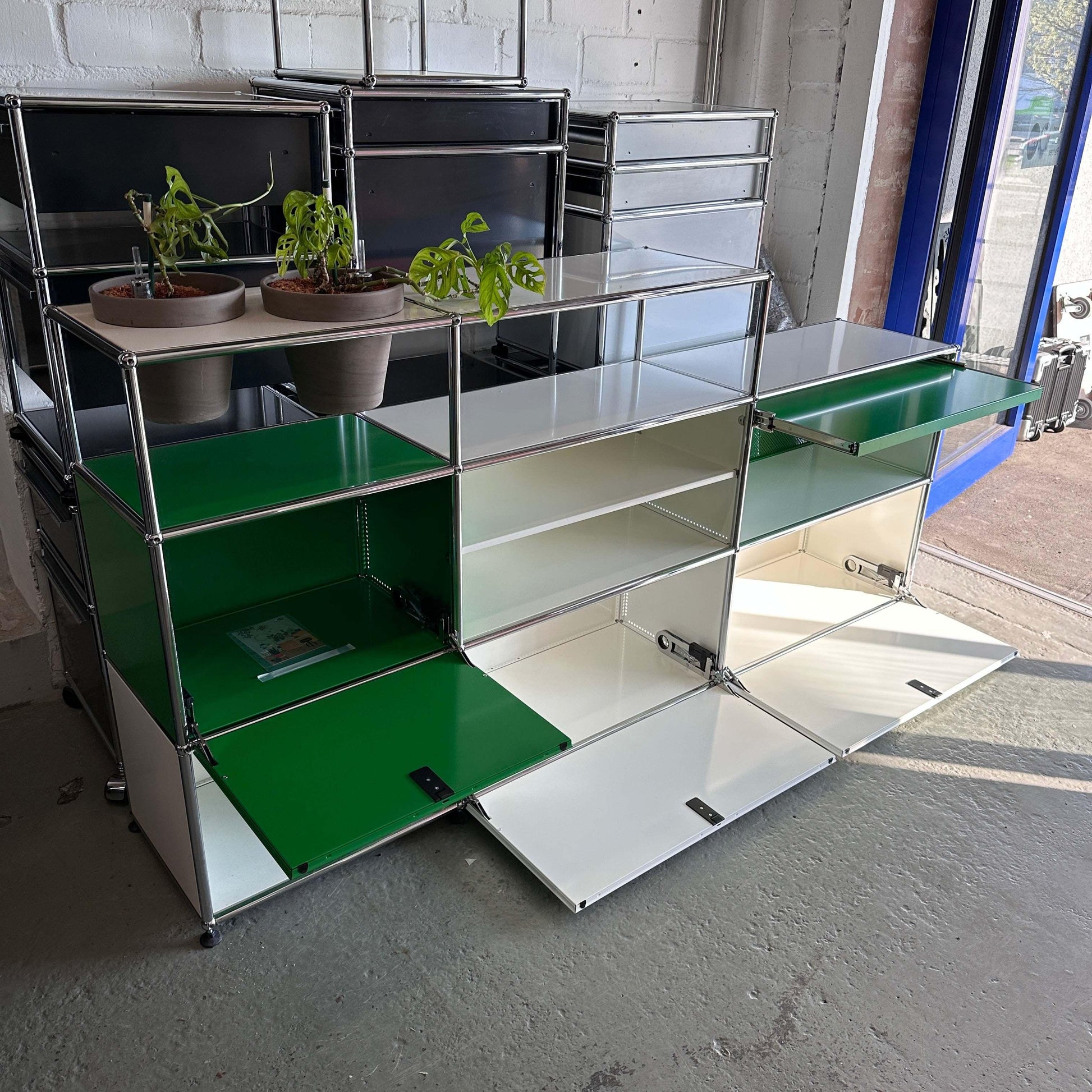 USM Haller Sideboard 3x3 weiß grün mit Softclose Klappen und Pflanzeinsätzen in modernem Design
