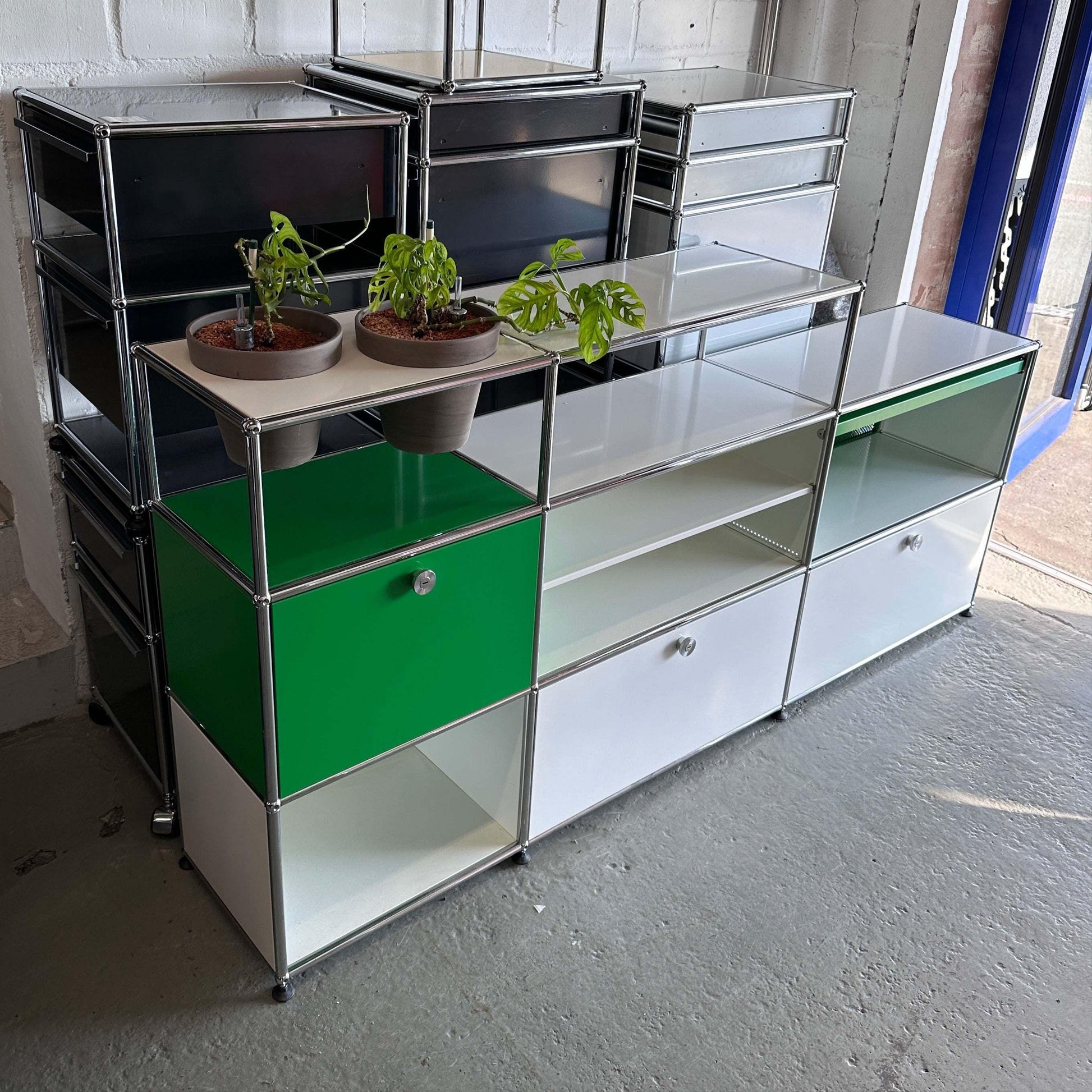 USM Haller Sideboard 3x3 weiß grün mit 3 Klappen, Pflanzeinsätzen und Pflanzen modern modular