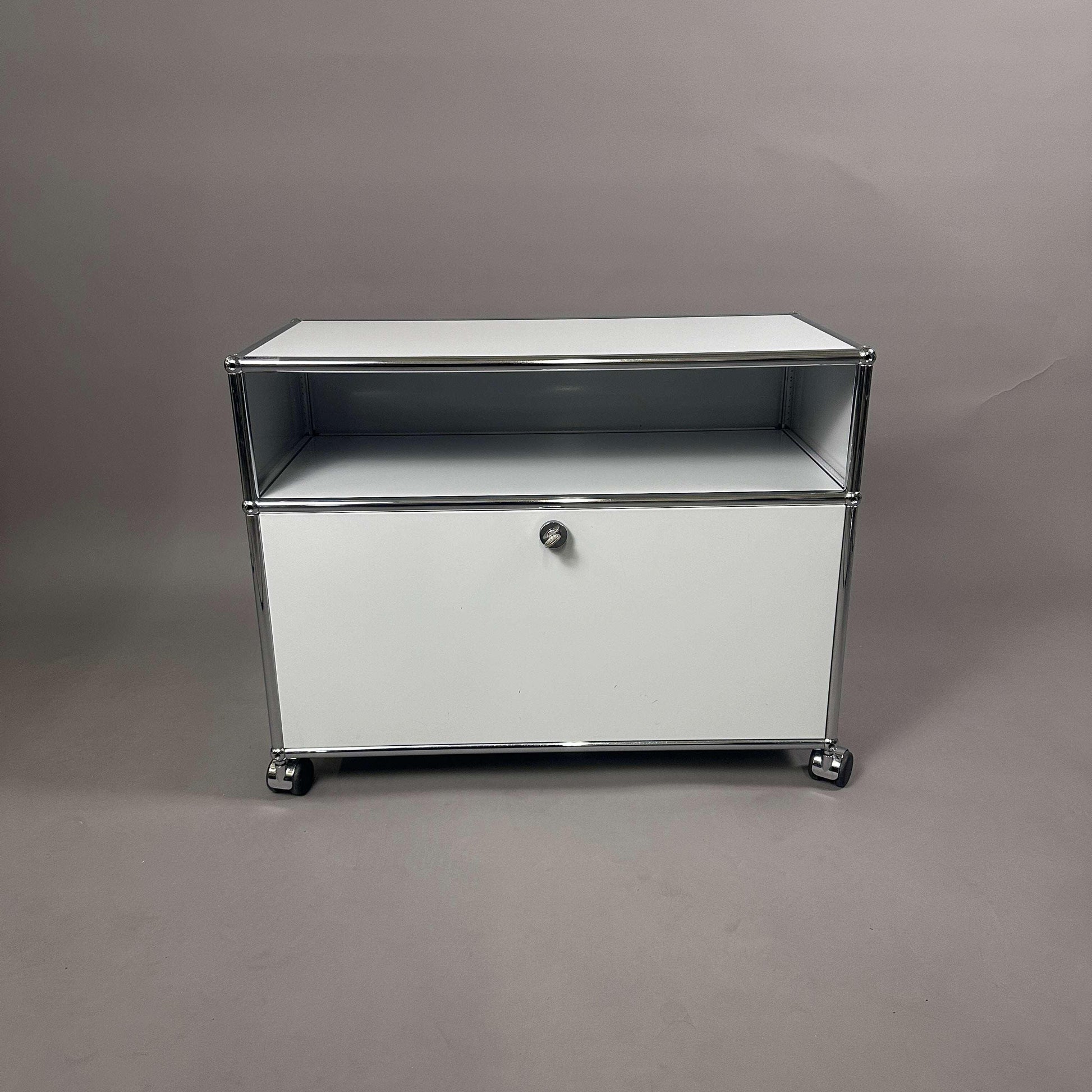 USM Haller Sideboard lichtgrau mit abschließbarem Fach und Rollen, 78x61x38 cm
