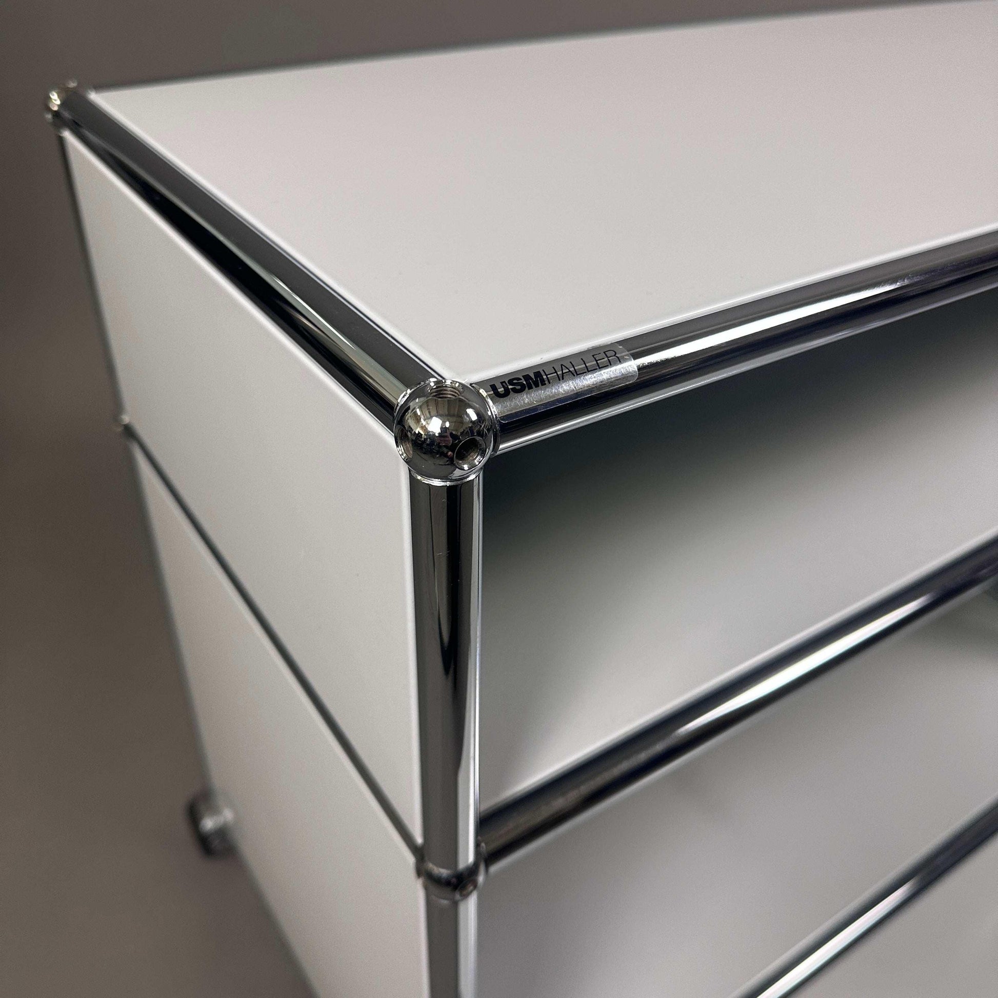 USM Haller Sideboard lichtgrau mit Chromrahmen und Rollen, kompakter Beistellschrank mit abschließbarer Klappe