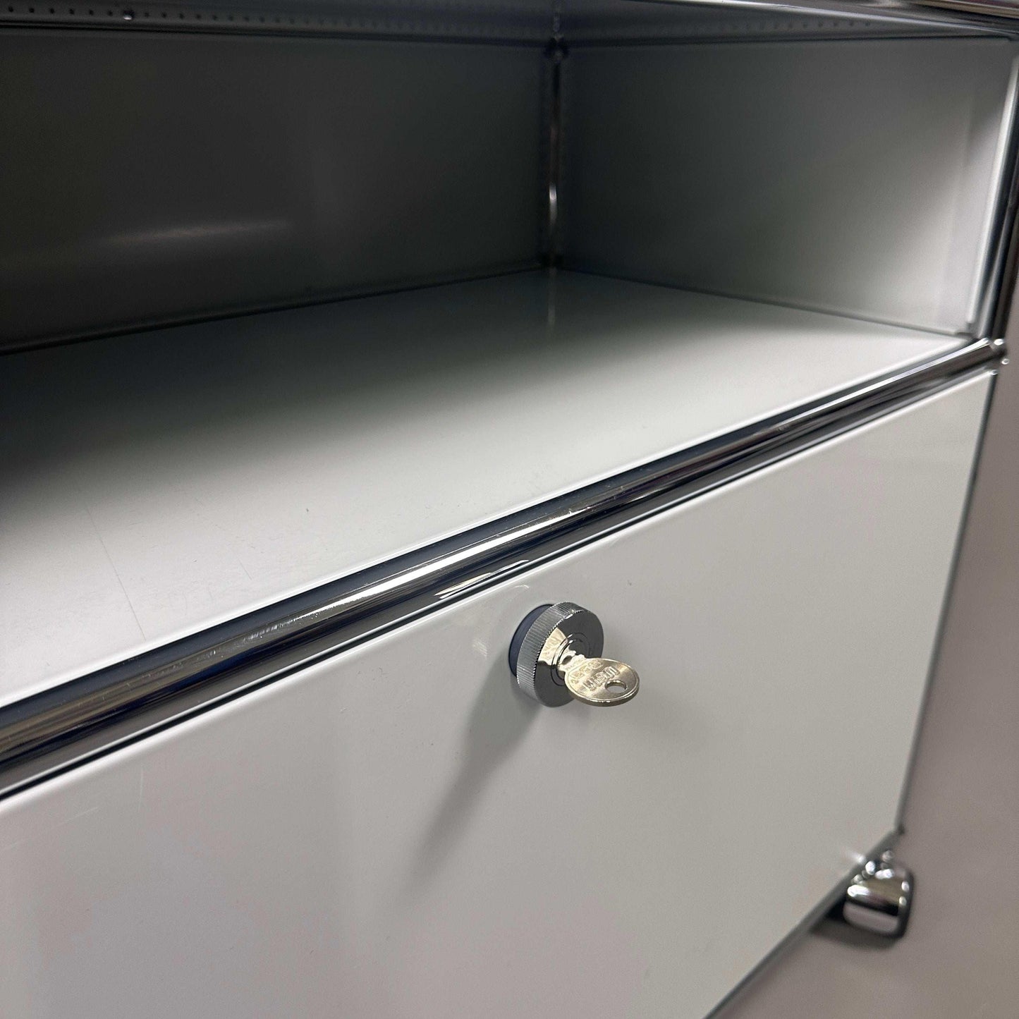 USM Haller Sideboard lichtgrau abschließbar mit Rollen Beistellschrank modern kompakt