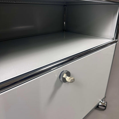 USM Haller Sideboard lichtgrau abschließbar mit Rollen Beistellschrank modern kompakt