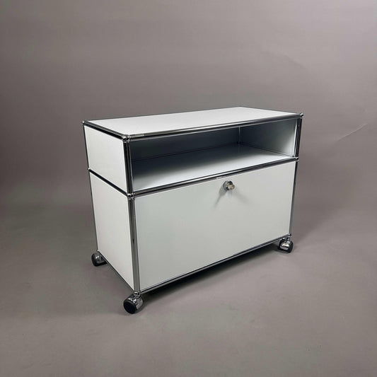 USM Haller Sideboard lichtgrau mit abschließbarer Klappe und Rollen, 78x61x38 cm