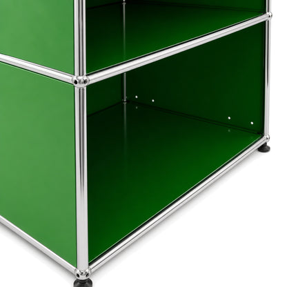 Grünes USM Haller Sideboard mit charakteristischem verchromtem Stahlrohrrahmen und zwei offenen Regalfächern.
