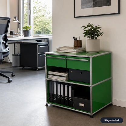 Grünes USM Haller Sideboard mit zwei Ebenen, Metallrahmen und Schubladen in einem modernen Büro eingerichtet.
