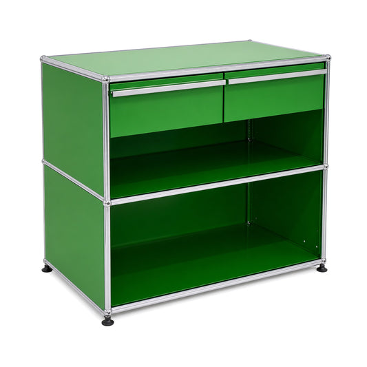 Grünes USM Haller Sideboard mit zwei Schubladen und zwei offenen Regalfächern in klassischem Chrom-Design.