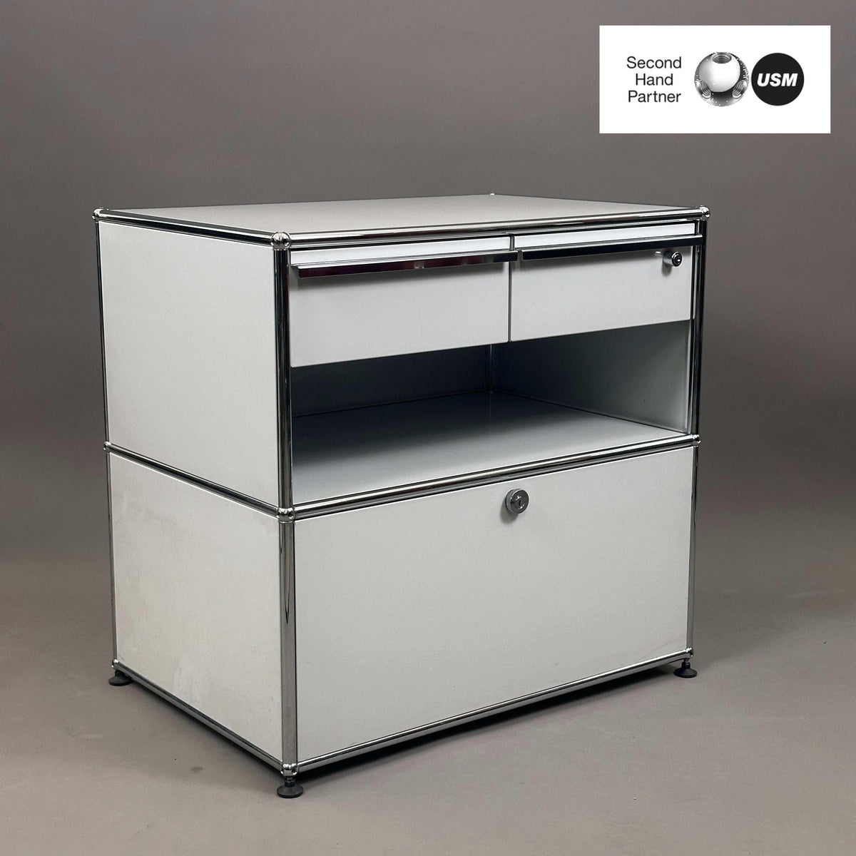 USM Haller | Sideboard 1x2 (50 cm Tiefe) mit 2 kleinen Schubladen & abschließbarem Auszug | 74x78x53 cm | Lichtgrau | Gebrauchte Büromöbel