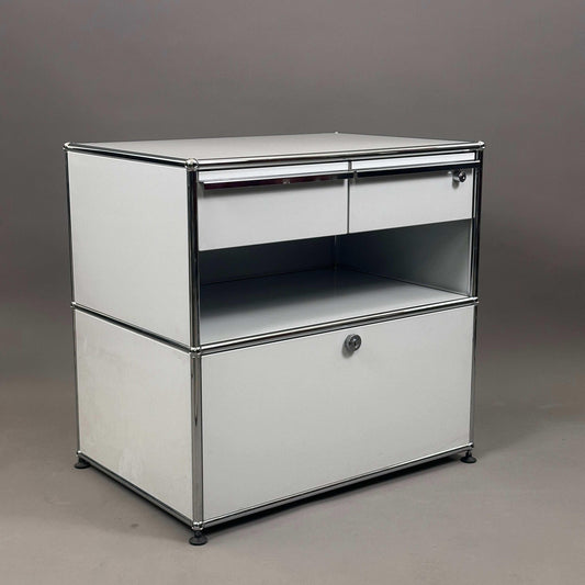 USM Haller Sideboard lichtgrau mit zwei Schubladen und Klappe, modernes Design, 74x78x53 cm