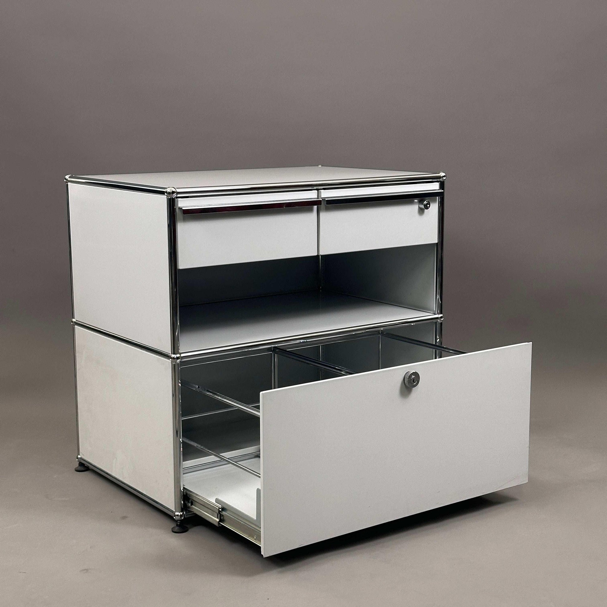 USM Haller Sideboard lichtgrau mit Schubladen und abschließbarem Auszug, 74x78x53 cm