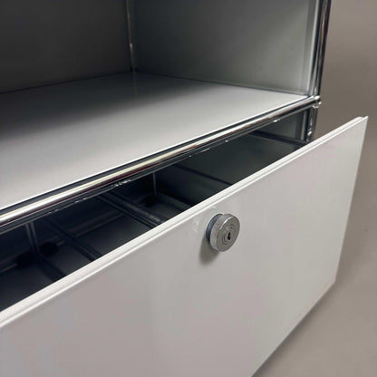 USM Haller Sideboard lichtgrau mit abschließbarem Auszug und Hängeregistereinsätzen