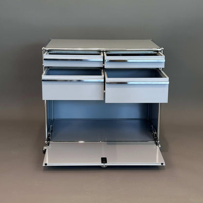 USM Haller Sideboard Kaffeebar hellgrau mit vier Schubladen und Klappe offen